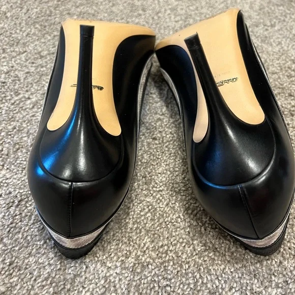 Salvatore Ferragamo black leather heels - Picture 5 of 11